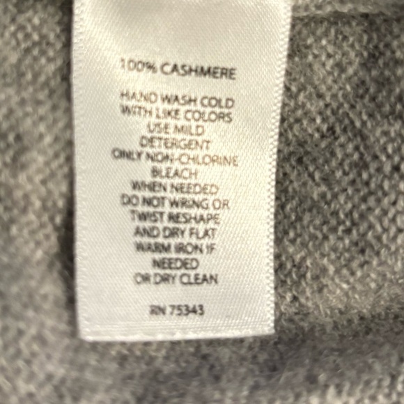 100% 2 Ply Cashmere light grey sweater Medium. seam detail front and shoulder. - Picture 3 of 6